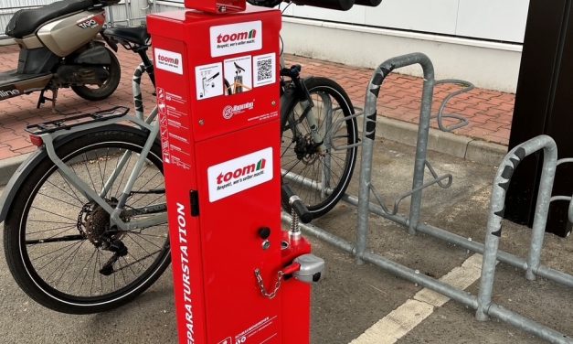 Rund um die Uhr startklar: Neue Fahrrad-Reparaturstation am toom Baumarkt