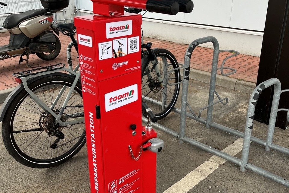 Rund um die Uhr startklar: Neue Fahrrad-Reparaturstation am toom Baumarkt