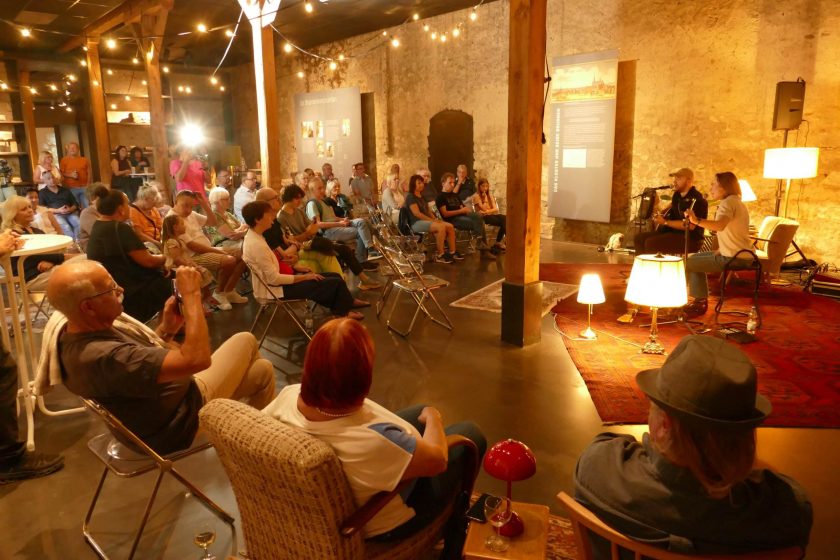 Show Depot geht in die zweite Runde in Lorsch: Konzertabend in besonderer Wohnzimmer-Atmosphäre