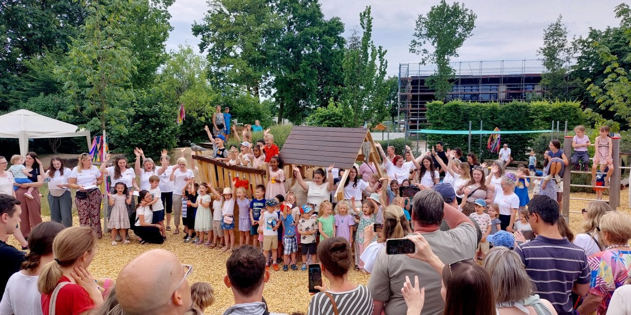 Ein Fest voller Höhepunkte: Arche Noah feiert, ehrt und weiht neues Spielschiff ein