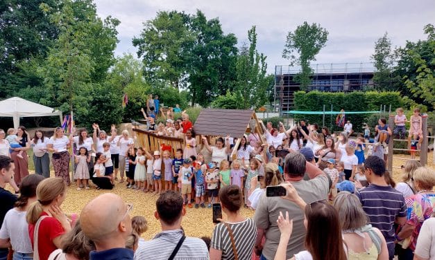 Ein Fest voller Höhepunkte: Arche Noah feiert, ehrt und weiht neues Spielschiff ein