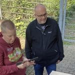 Viele Hände, ein Ziel: Kinder und Eltern bauen Sitzbank für das Nordend