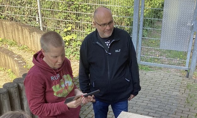 Viele Hände, ein Ziel: Kinder und Eltern bauen Sitzbank für das Nordend