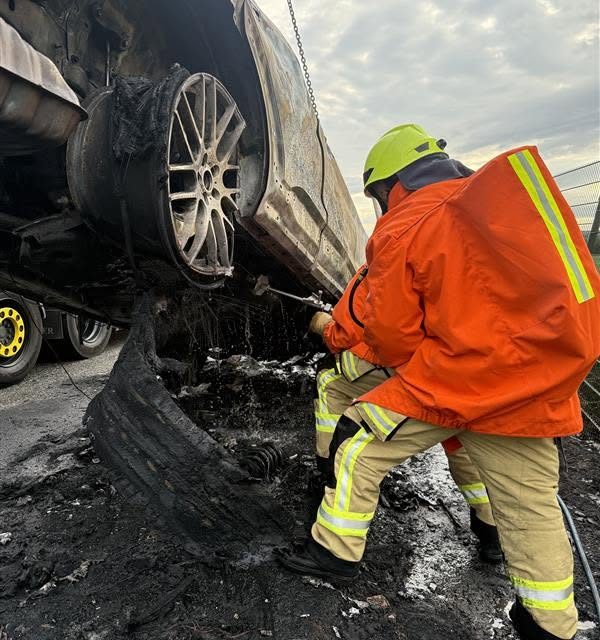 Spezialtechnik auf der A6 im Einsatz: Wormser Feuerwehr unterstützt nach Hybridfahrzeugbrand