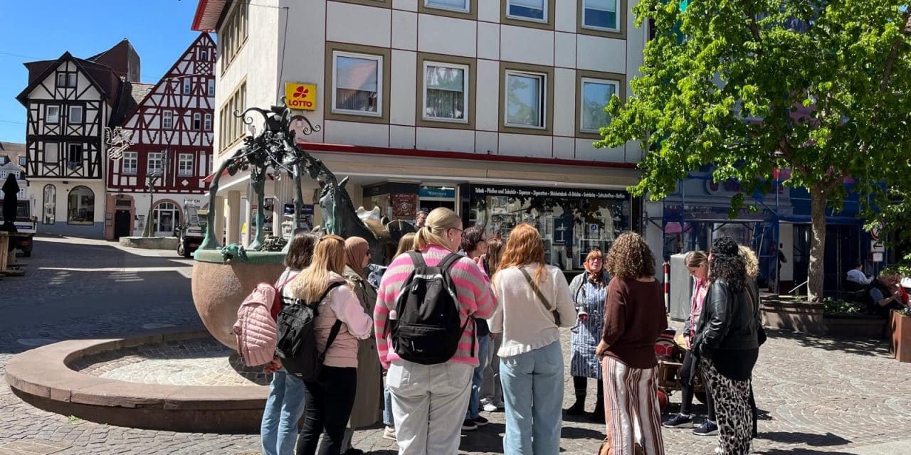 „’em Bawwetche“ führt durch Alzey: Stadtführung trifft auf Weinverkostung