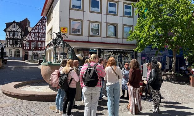 „’em Bawwetche“ führt durch Alzey: Stadtführung trifft auf Weinverkostung