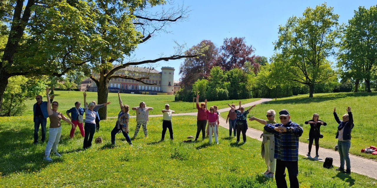 Sanfte Bewegung im Grünen: „Bewegung im Schlosspark“ lädt Senioren nach Herrnsheim ein