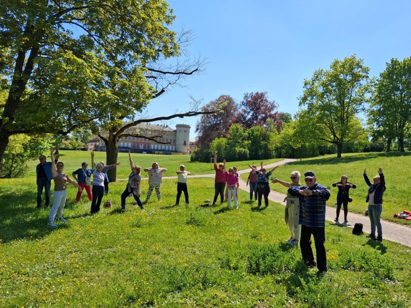 Sanfte Bewegung im Grünen: „Bewegung im Schlosspark“ lädt Senioren nach Herrnsheim ein
