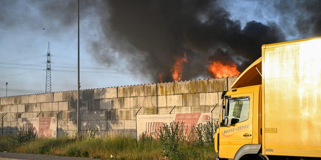 Erneuter Brand bei Wormser Müllentsorgungsbetrieb – Polizei sieht Zusammenhang mit falsch entsorgten Akkus