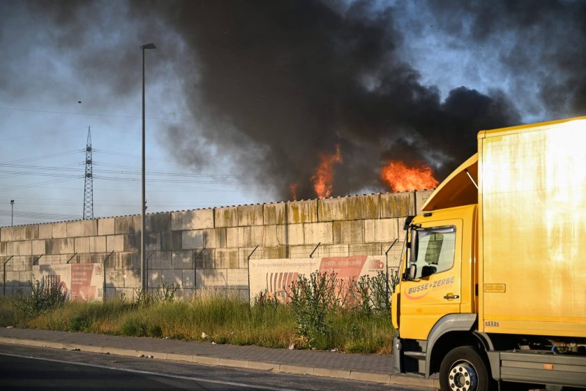 Erneuter Brand bei Wormser Müllentsorgungsbetrieb – Polizei sieht Zusammenhang mit falsch entsorgten Akkus