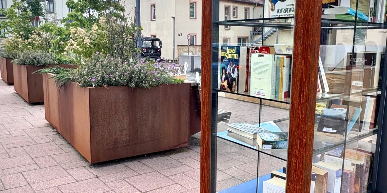 Alzeyer Stadthallenplatz wird zum „Platz der Literatur“ – Öffentlicher Bücherschrank eröffnet