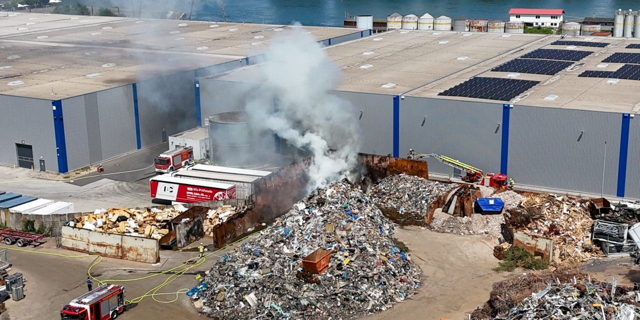 Erneut Feuer bei Recyclingbetrieb in Worms: Feuerwehr am selben Tag zweimal im Einsatz