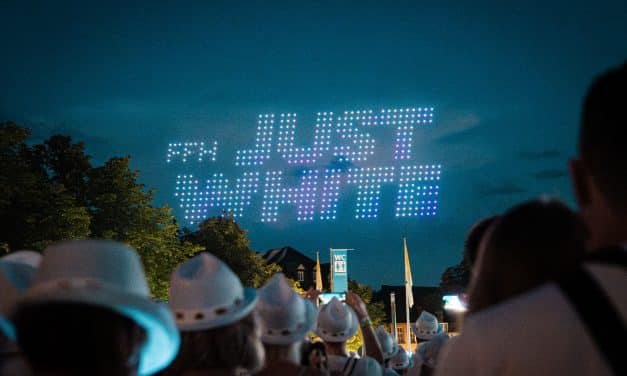 11.000 feiern „FFH Just White“ vor dem Fuldaer Dom – Drohnenshow krönt Mega-Party