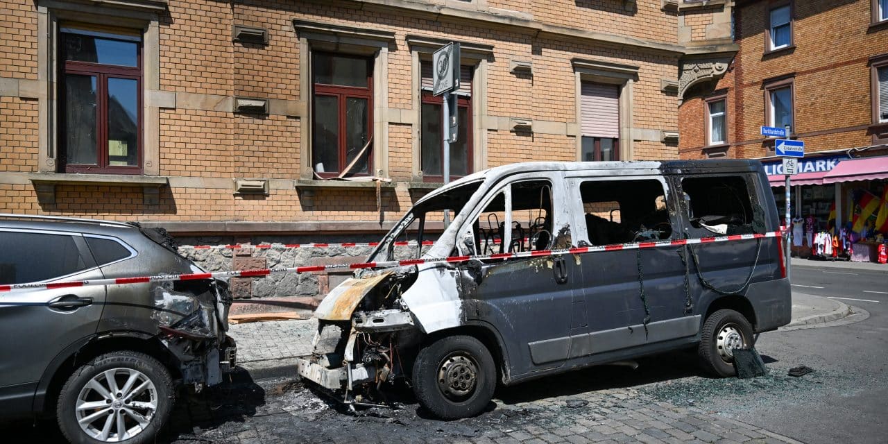 Flammen in der Nacht: Zwei Autos und Lastenrad brennen in Wormser Wohngebiet