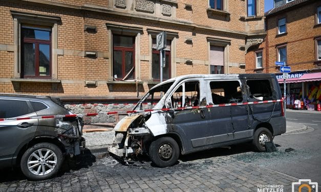 Flammen in der Nacht: Zwei Autos und Lastenrad brennen in Wormser Wohngebiet
