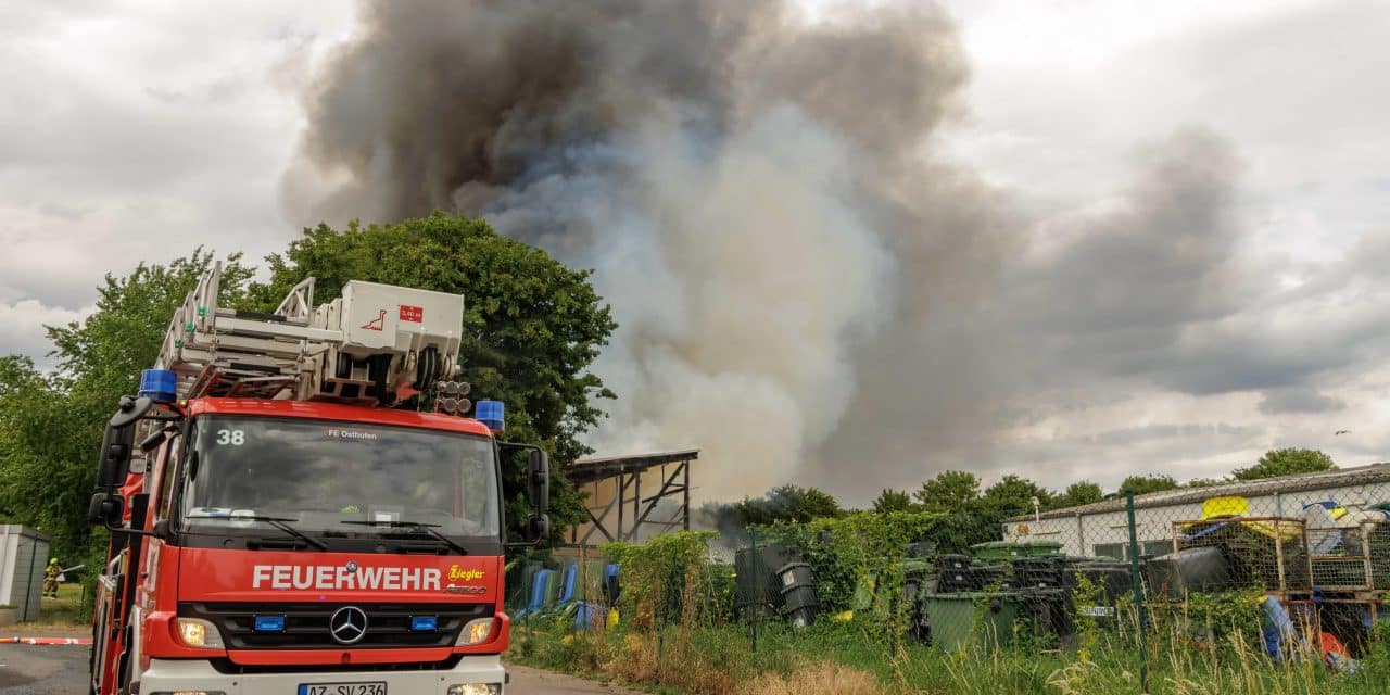 Akku vermutlich Auslöser für Großbrand auf Wertstoffhof in Gundersheim