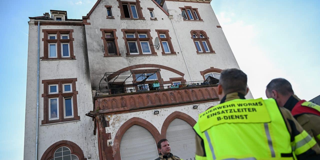 Solarlampe löst Balkonbrand in Worms aus – Bewohner bei Löschversuch verletzt