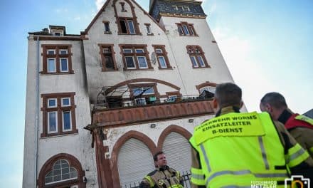 Solarlampe löst Balkonbrand in Worms aus – Bewohner bei Löschversuch verletzt