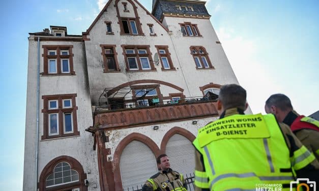 Solarlampe löst Balkonbrand in Worms aus – Bewohner bei Löschversuch verletzt