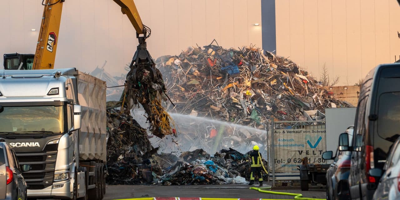 Brand bei Velte Rohstoffhandel: Feuerwehr bringt Feuer unter Kontrolle