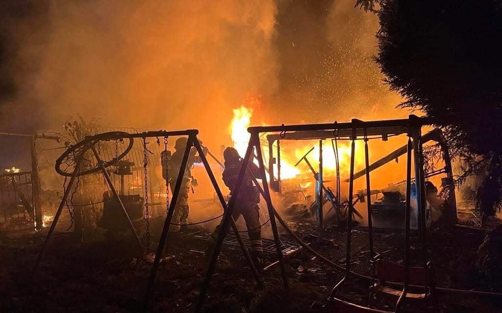 Brand in Kleingartenanlage: Mehrere Objekte in Vollbrand – Aufwendiger Feuerwehreinsatz in Pfiffligheim