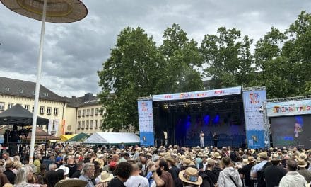 Strohhutfest: Polizei zieht nach erstem Tag überwiegend ruhige Bilanz