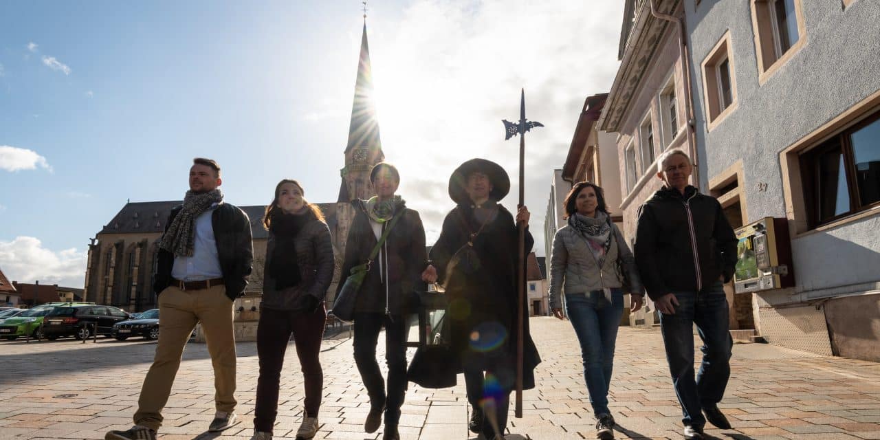 Mit Laterne durch Alzey: Nachtwächterführung lädt zu historischem Stadtrundgang ein