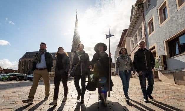 Mit Laterne durch Alzey: Nachtwächterführung lädt zu historischem Stadtrundgang ein