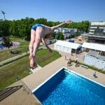 Jedermannspringen begeistert Groß und Klein im Heinrich-Völker-Bad