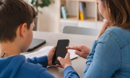Erstes Smartphone: Experten raten zu sicherer Begleitung von Anfang an