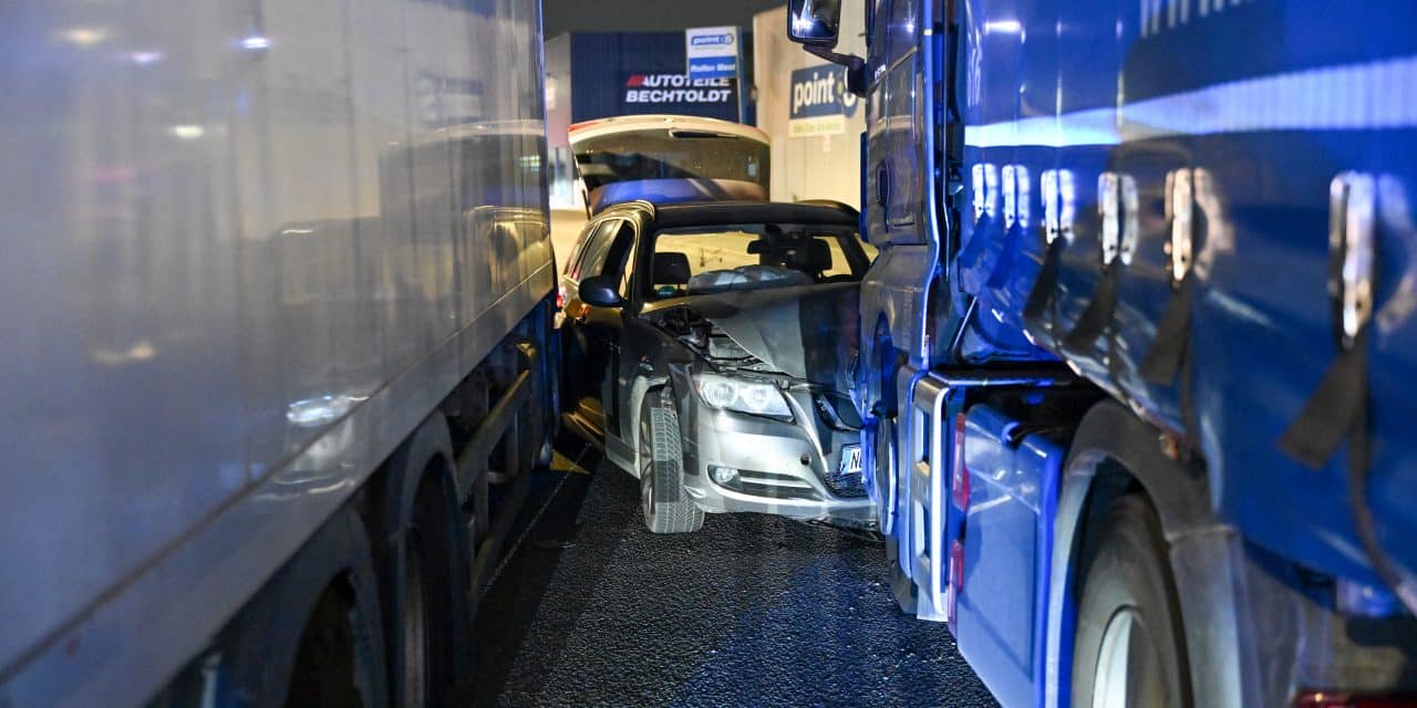 Unfall in der Cornelius-Heyl-Straße nach mutmaßlicher Alkoholfahrt – Fahrer leicht verletzt