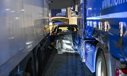 Unfall in der Cornelius-Heyl-Straße nach mutmaßlicher Alkoholfahrt – Fahrer leicht verletzt