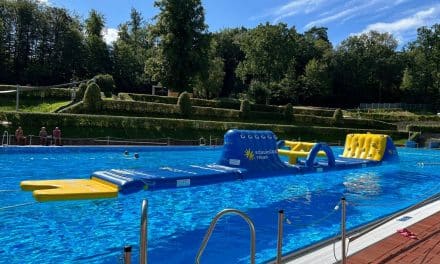 Wasserspaß zum Ferienfinale: Aqua Fast Track bringt Action ins Wormser Freibad