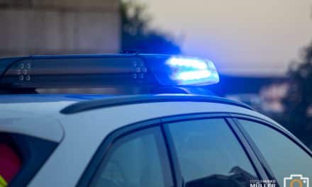 Verlorene Spanngurte auf A 61: Mehrere Fahrzeuge beschädigt