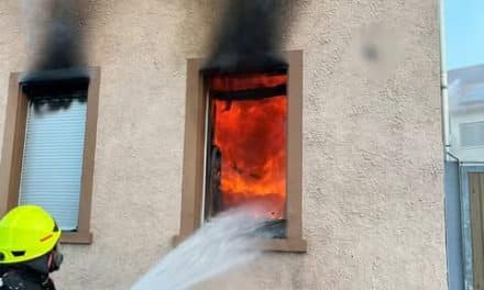 Feuerwehr Worms rettet zwei Menschen bei Wohnungsbrand in Pfeddersheim