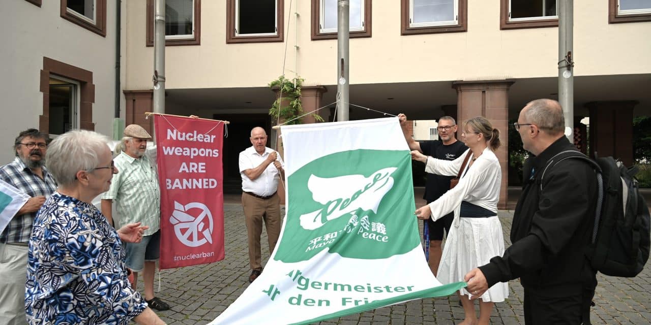 Flaggentag der Mayors for Peace: Worms setzt Zeichen für nukleare Abrüstung