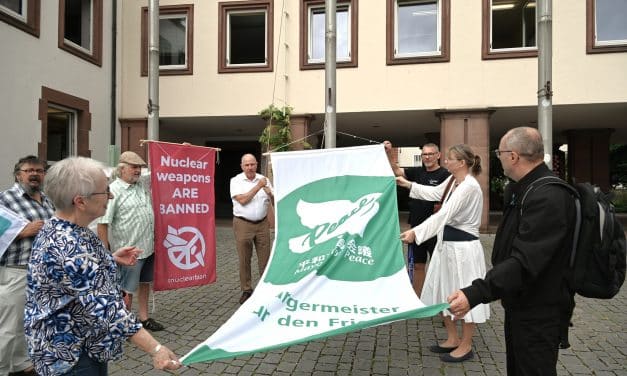 Flaggentag der Mayors for Peace: Worms setzt Zeichen für nukleare Abrüstung
