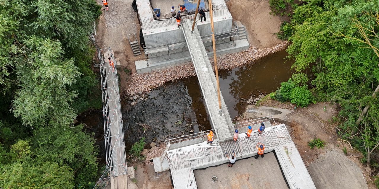Neue Pfrimmbrücke nimmt Gestalt an: Brückenüberbau erfolgreich eingehoben