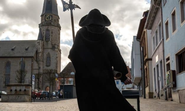 Mit Laterne und Hellebarde durch die Nacht – Alzeys Geschichte bei einer Nachtwächterführung erleben
