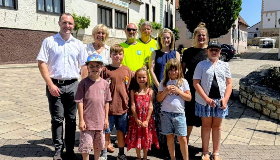 „Gelbe Füße“ weisen Kindern den sicheren Weg – Projekt zur Verkehrssicherheit erfolgreich umgesetzt