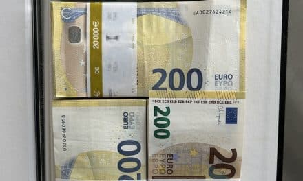 70.000 Euro im Notizbuch versteckt: Zoll stoppt Reisenden am Flughafen Stuttgart