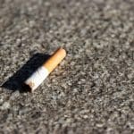 Kleine Kippe, große Gefahr: Warum Zigarettenstummel gerade jetzt zur Brandfalle werden